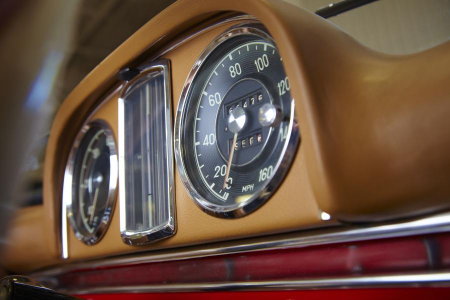  Mercedes-Benz 300 SL Roadster 1962 года  (фото 11 из 39)